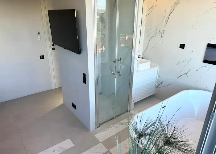 2 Bedrooms 2 Baths 2 Wcs Terrasse Juan Les Pins * Antibes